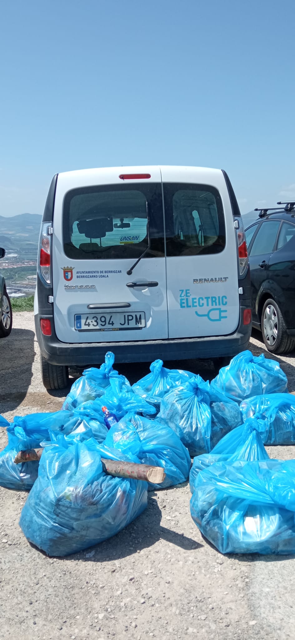 Espeleólogos y montañeros colaboraron en la limpieza de la sima de Ezkaba